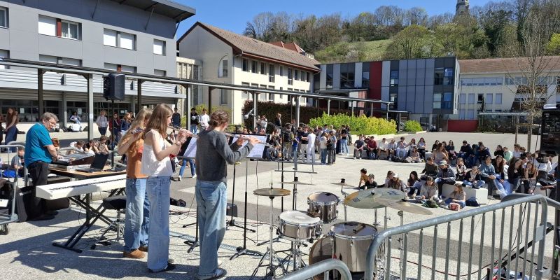 Musikalischer Auftritt im Pausenhof von St-Michel